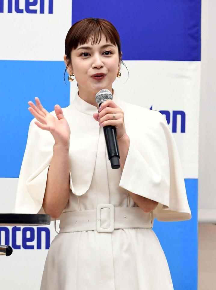 　トークイベントであいさつする平愛梨（撮影・佐藤厚）