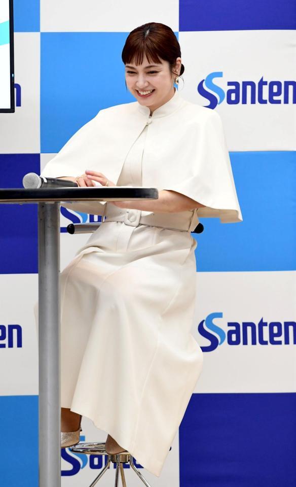 　トークセッションで笑顔を見せる平愛梨（撮影・佐藤厚）