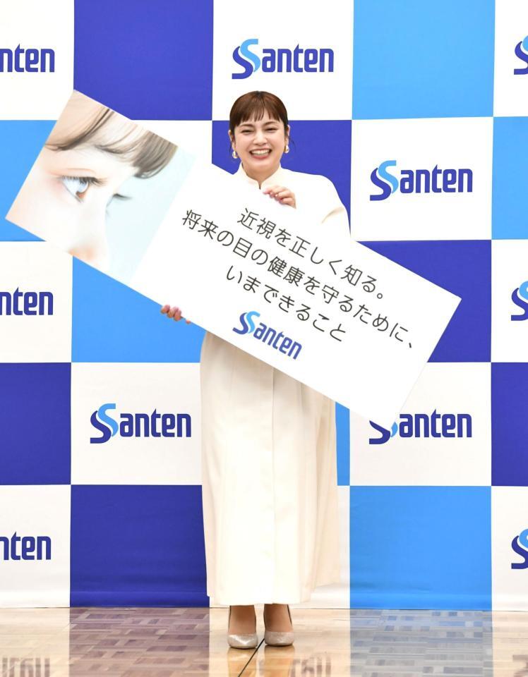 　フォトセッションで笑顔全開の平愛梨（撮影・佐藤厚）