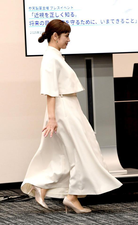 　降壇する平愛梨（撮影・佐藤厚）