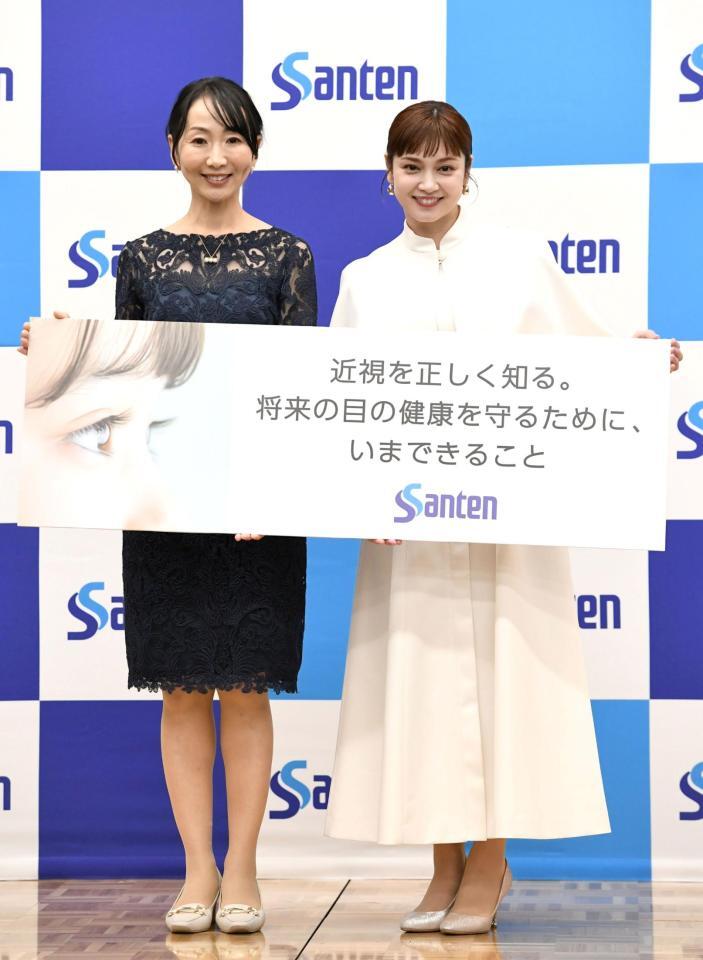 東邦大学医学部の松村沙衣子先生（左）から近視について学んだ平愛梨＝ベルサール八重洲（撮影・佐藤厚）