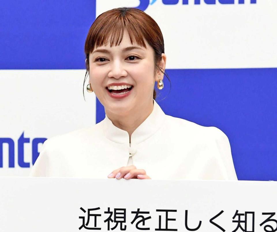 　笑顔を見せる平愛梨（撮影・佐藤厚）