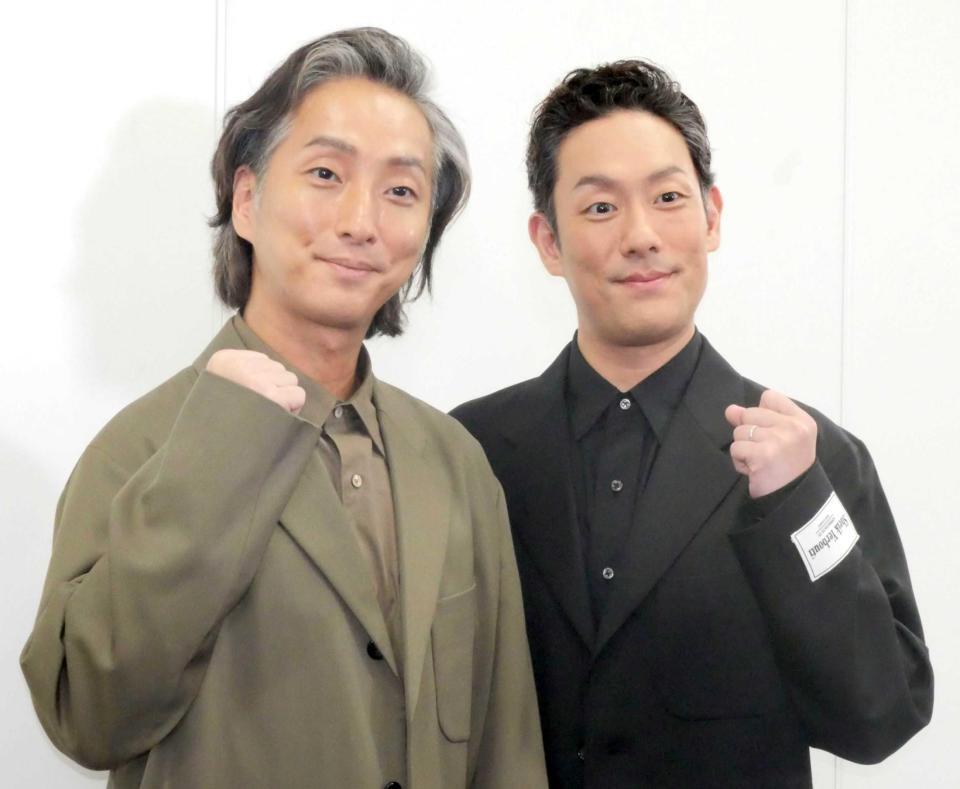 　ガッツポーズで撮影に応じた中村七之助（左）と中村勘九郎