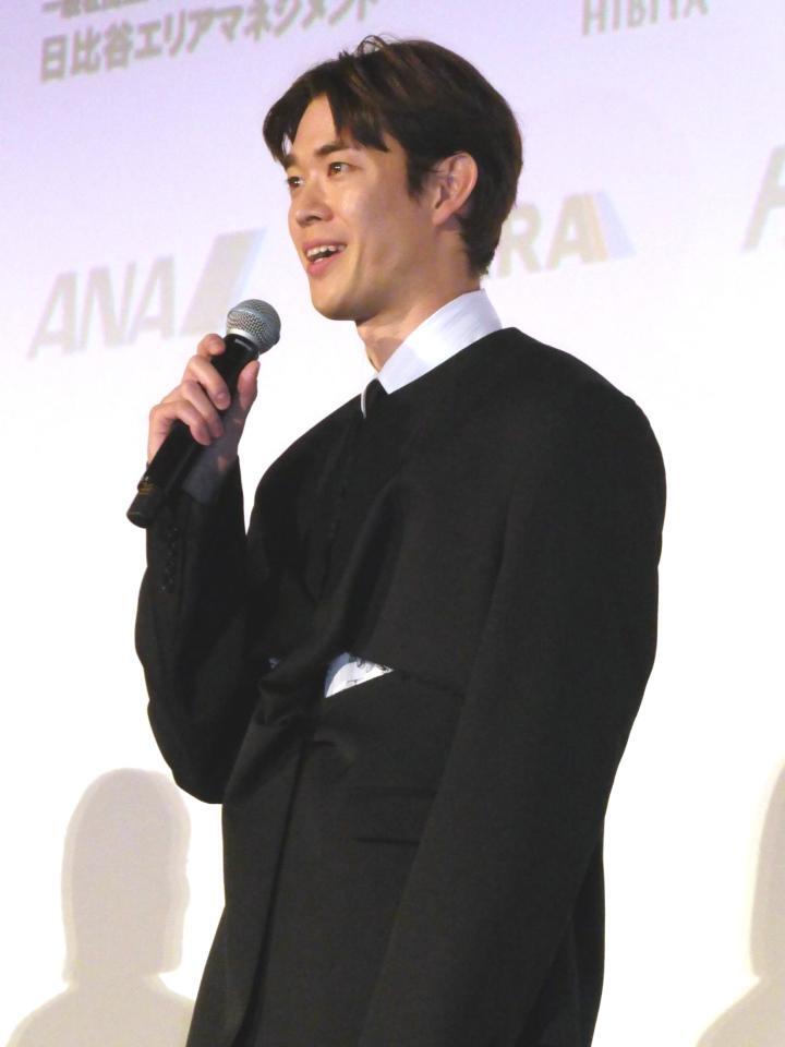 　トークする宮沢氷魚