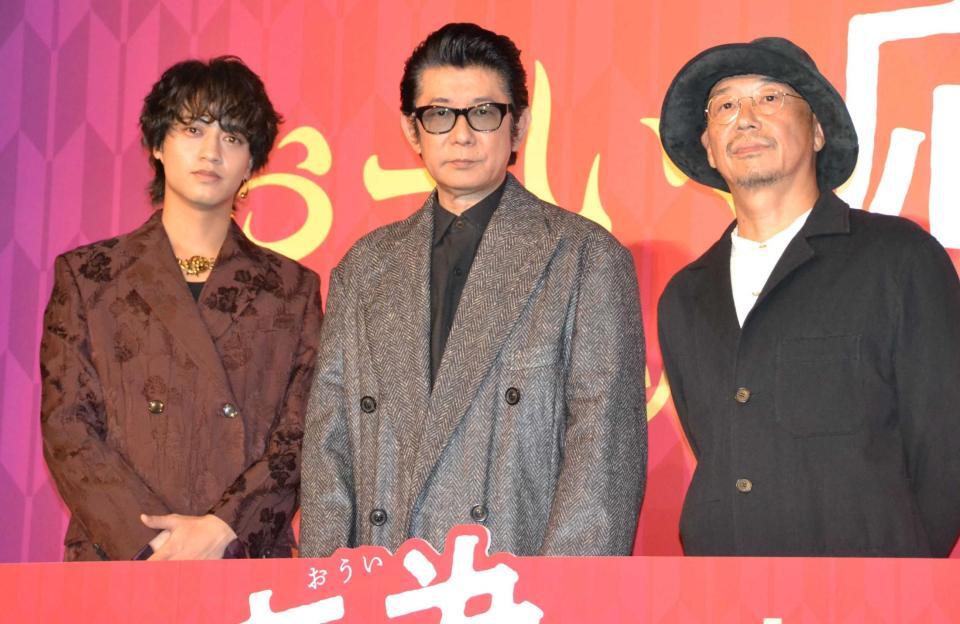 　映画「おーい、応為」公開御礼舞台あいさつに登場した（左から）高橋海人、永瀬正敏、大森立嗣監督