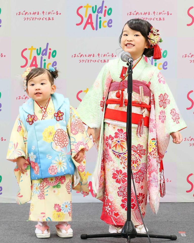 　イベントに登場した村方乃々佳ちゃん（右）と妹の日那乃ちゃん