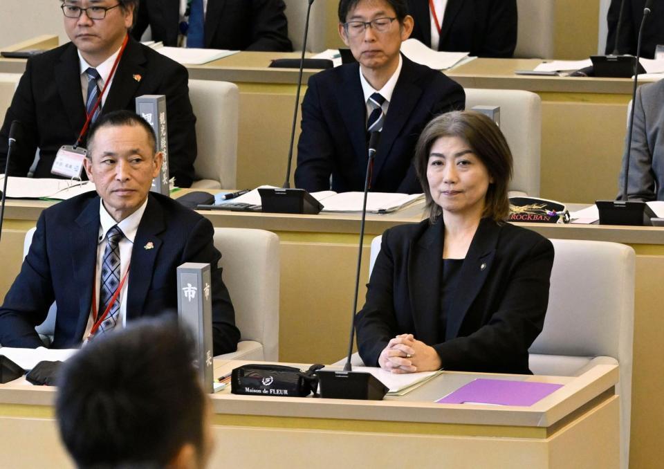 　静岡県伊東市議会で自身に対する不信任決議案の採決を見守る田久保真紀市長（手前右）。可決され失職が決まった