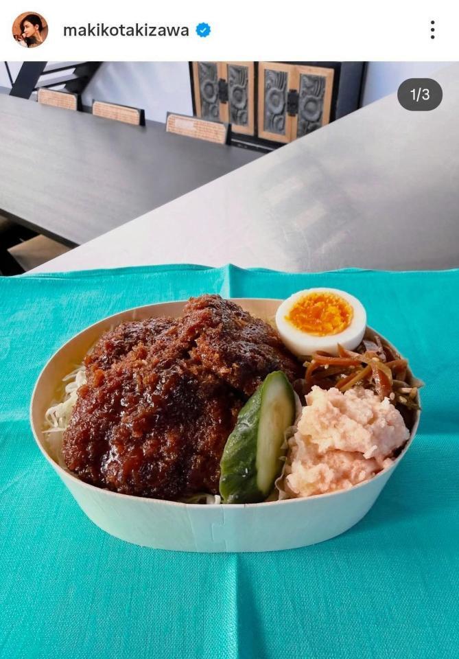 滝沢眞規子のインスタグラム＠ｍａｋｉｋｏｔａｋｉｚａｗａ（１０月１７日付）より