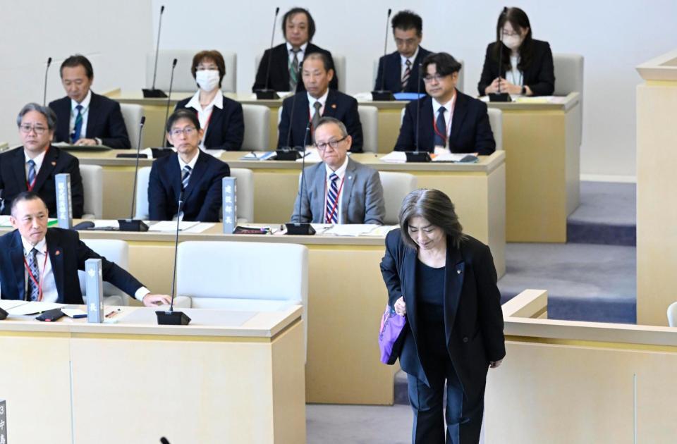 　静岡県伊東市議会臨時議会の議場に入り、一礼する田久保真紀市長