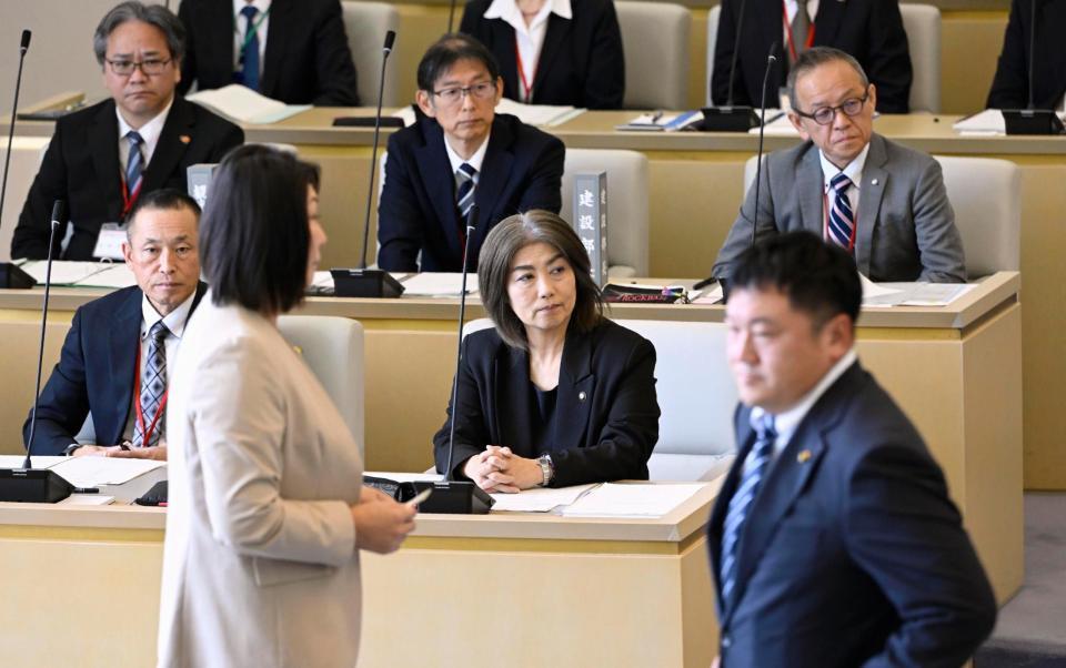 　静岡県伊東市議会の臨時議会で、議長選出の投票を見守る田久保真紀市長（前列右）