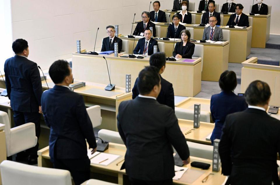 　静岡県伊東市の田久保真紀市長（奥前列右）に対する再度の不信任決議案を賛成多数で可決した市議会臨時議会