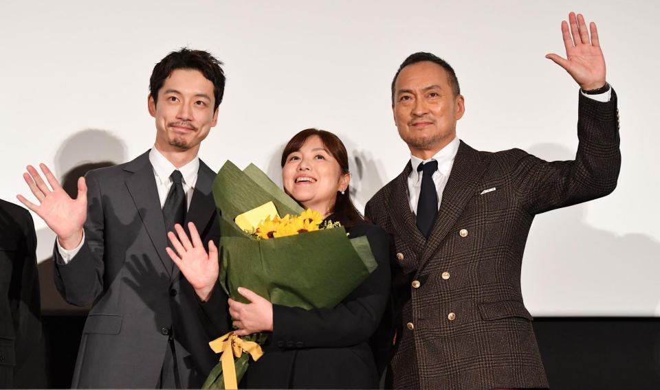 　初日舞台あいさつを行った（左から）坂口健太郎、原作者の柚月裕子氏、渡辺謙（撮影・開出牧）