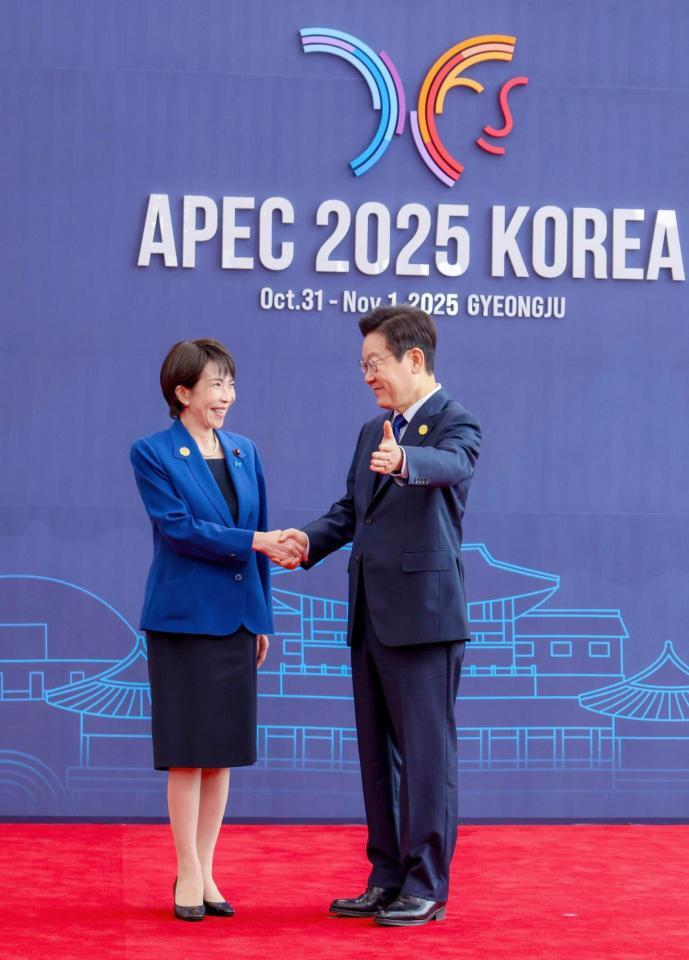 　ＡＰＥＣ首脳会議の会場に到着し、韓国の李在明大統領（右）の出迎えを受ける高市首相＝韓国・慶州（内閣広報室提供・共同）