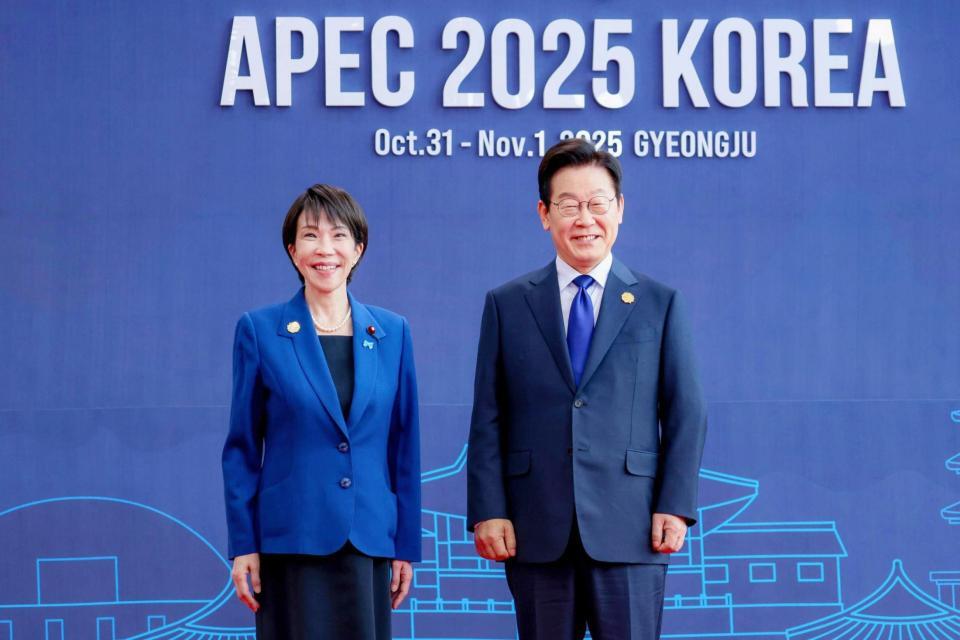　ＡＰＥＣ首脳会議の会場で、韓国の李在明大統領（右）の出迎えを受け、撮影に応じる高市首相＝韓国・慶州（内閣広報室提供・共同）