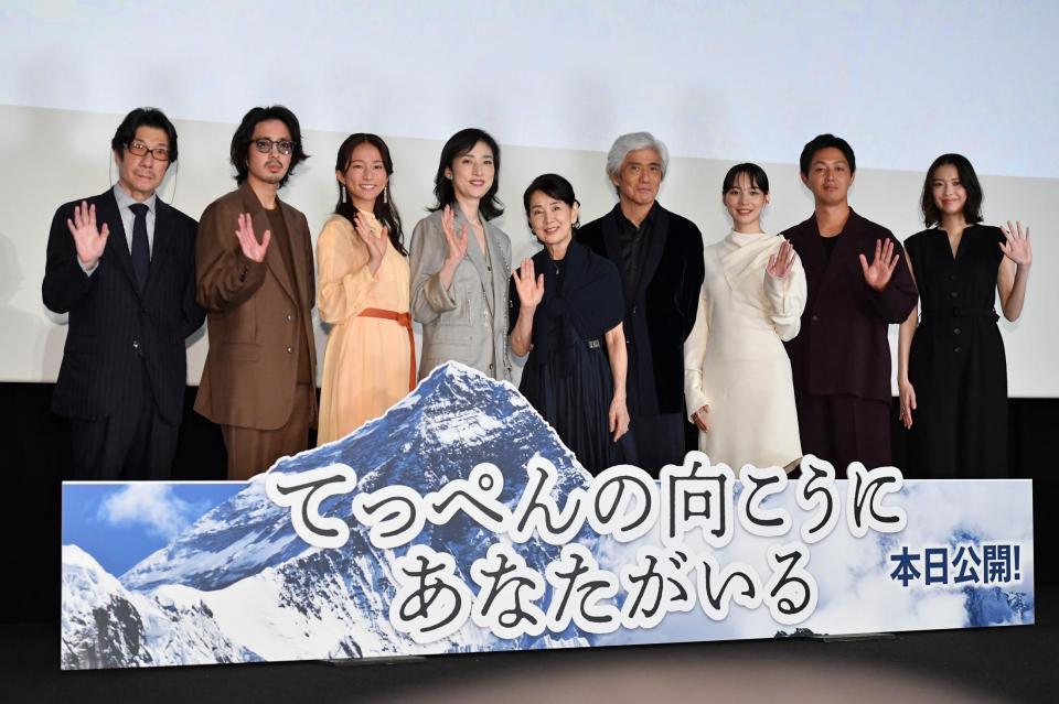 　初日舞台あいさつを行った（左から）阪本順治監督、若葉竜也、木村文乃、天海祐希、吉永小百合、佐藤浩市、のん、工藤阿須加、茅島みずき（撮影・開出牧）