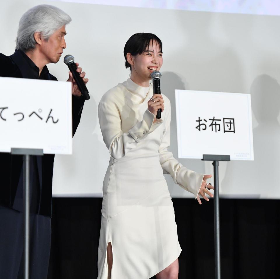 　初日舞台あいつを盛り上げるのん。左は佐藤浩市（撮影・開出牧）