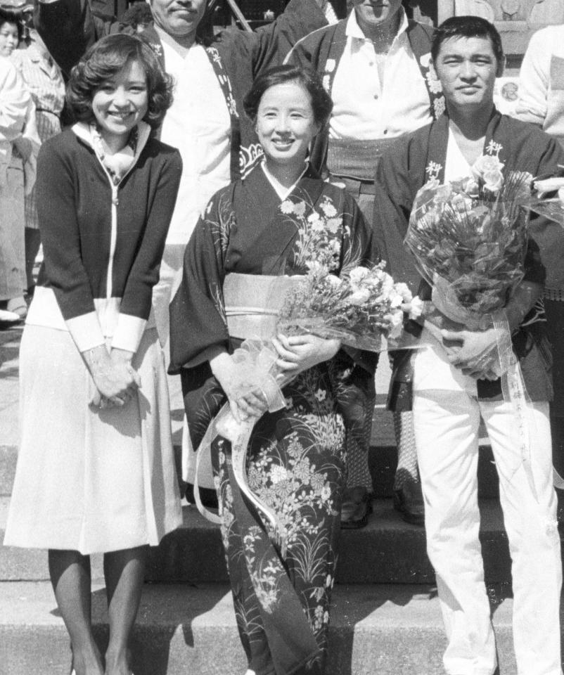 　ドラマ「前略おふくろ様」に出演、萩原健一さん（右）や八千草薫さん（中央）らと写真に納まる坂口良子さん（左）＝１９７６年