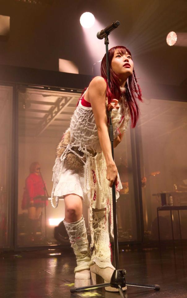 　ステージで熱唱するアイナ・ジ・エンド