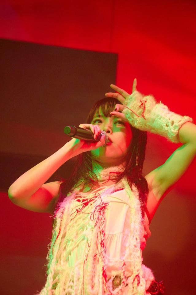 　ステージで熱唱するアイナ・ジ・エンド