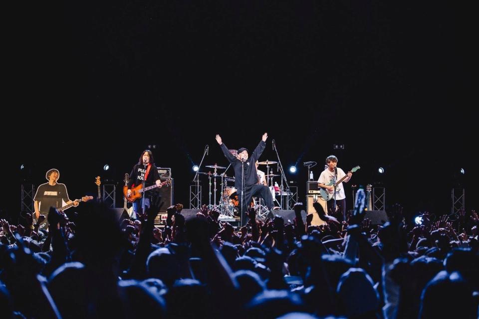 　桑原さんのパネル（左端）とともに演奏するガガガＳＰ