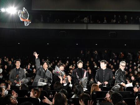 　入場の時客席に花束を投げ込む（左から）寛一郎、坂東龍汰、染谷将太、山田裕貴、佐藤二朗、渡部篤郎（撮影・持木克友）