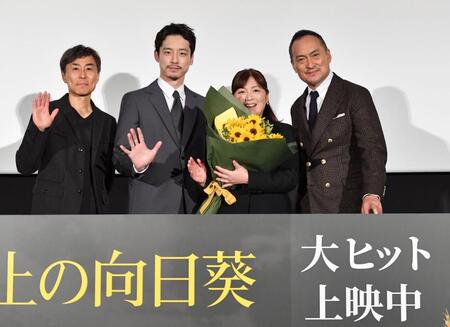 　初日舞台あいさつを行った（左から）熊沢尚人監督、坂口健太郎、原作者の柚月裕子氏、渡辺謙（撮影・開出牧）