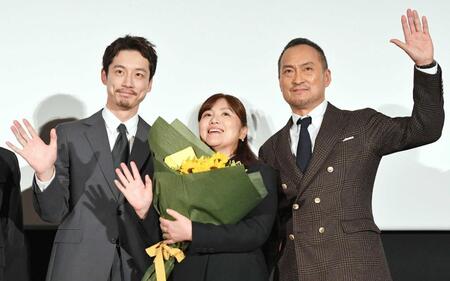 　手を振る（左から）坂口健太郎、原作者の柚月裕子氏、渡辺謙（撮影・開出牧）