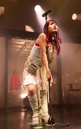 　ステージで熱唱するアイナ・ジ・エンド