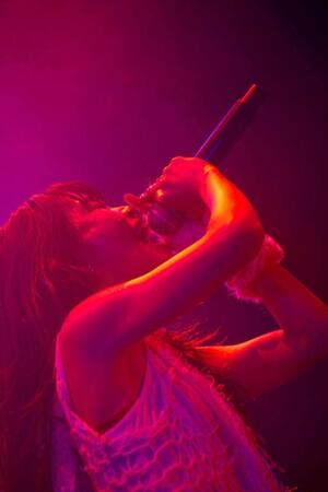 　ステージ上で熱唱を見せたアイナ・ジ・エンド