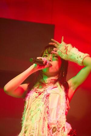 　ステージで熱唱するアイナ・ジ・エンド