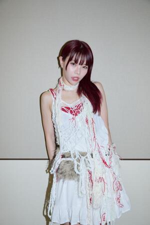 　ステージ裏で笑顔を見せたアイナ・ジ・エンド