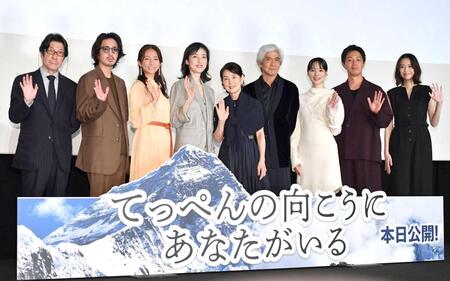 　初日舞台あいさつを行った（左から）阪本順治監督、若葉竜也、木村文乃、天海祐希、吉永小百合、佐藤浩市、のん、工藤阿須加、茅島みずき（撮影・開出牧）