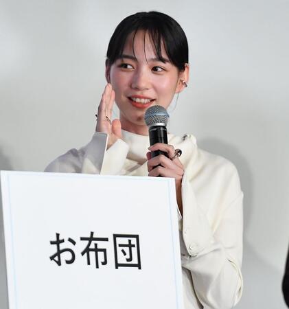 　初日舞台あいさつでトークをするのん（撮影・開出牧）