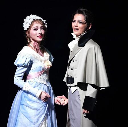 　夢白あや（左）との恋物語で魅了する朝美絢（撮影・高部洋祐）