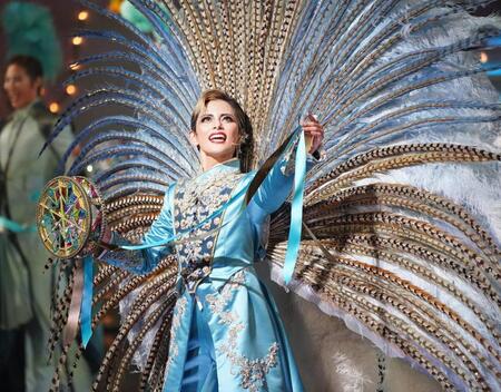 　ショーのフィナーレで大きな羽根を背負う朝美絢（撮影・高部洋祐）