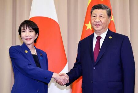 　日中首脳会談を前に中国の習近平国家主席（右）と握手を交わす高市首相＝31日、韓国・慶州（代表撮影・共同）