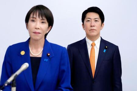　官房副長官に起用された自民党の佐藤啓参院議員。手前は日中首脳会談後に取材に応じる高市首相＝31日、韓国・慶州（共同）