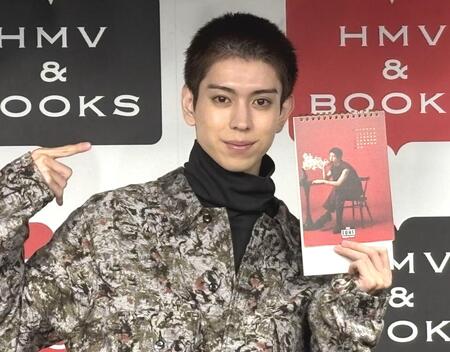 　カレンダー発売記念イベントに登場し、お気に入りカットを指す京典和玖