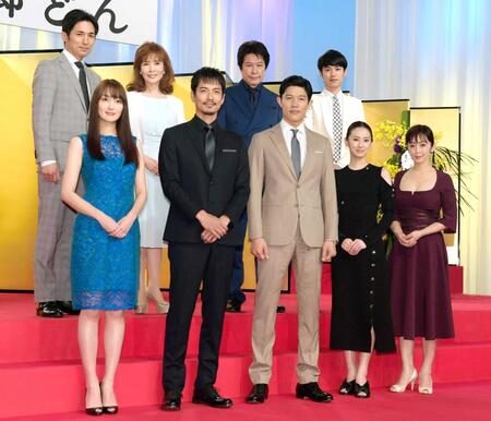 　「西郷どん」の出演者発表で笑顔の北川景子（前列右から２人目）、高橋光臣（後列左橋）ら＝２０１７年４月