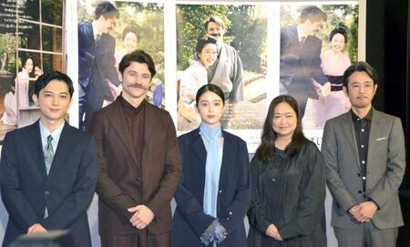 　「ばけばけ」試写会で。（左から）吉沢亮、トミー・バストウ、高石あかり、池脇千鶴、岡部たかし（９月８日）