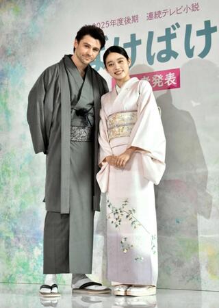 　仲むつまじく撮影に応じる（左から）トミー・バストウと高石あかり