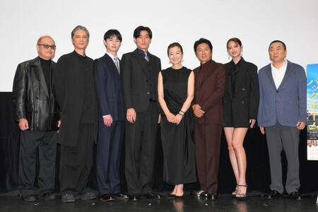 　映画「栄光のバックホーム」舞台あいさつに登場した（左から）秋山純監督、加藤雅也、前田拳太郎、松谷鷹也、鈴木京香、高橋克典、山崎紘菜、見城徹（撮影・伊藤笙子）