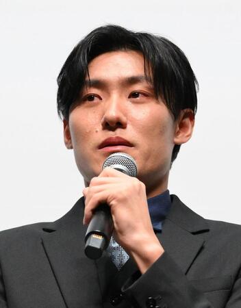　映画「栄光のバックホーム」舞台あいさつで涙を流す松谷鷹也（撮影・伊藤笙子）