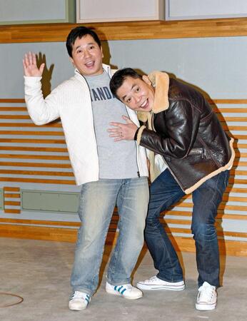 　夫人・山口もえの妊娠を発表し、相方の太田光に祝福される爆笑問題・田中裕二＝２０１７年