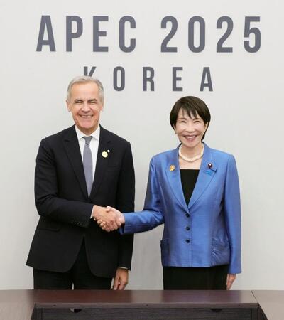 　会談前にカナダのカーニー首相（左）と握手する高市首相