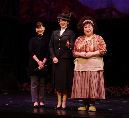 　ミュージカル「バクダッド・カフェ」の囲み取材を行った（左から）小山ゆうな氏、花總まり、森公美子