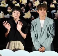 　客席をバックに写真に納まる（左から）本上まなみ、井ノ原快彦（撮影・持木克友）