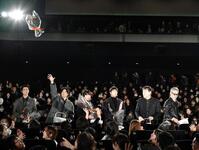 　入場の時客席に花束を投げ込む（左から）寛一郎、坂東龍汰、染谷将太、山田裕貴、佐藤二朗、渡部篤郎（撮影・持木克友）