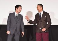 　初日舞台あいさつでトークをする坂口健太郎（左）と渡辺謙（撮影・開出牧）