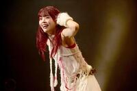 　ステージから観客の熱量を確かめるアイナ・ジ・エンド